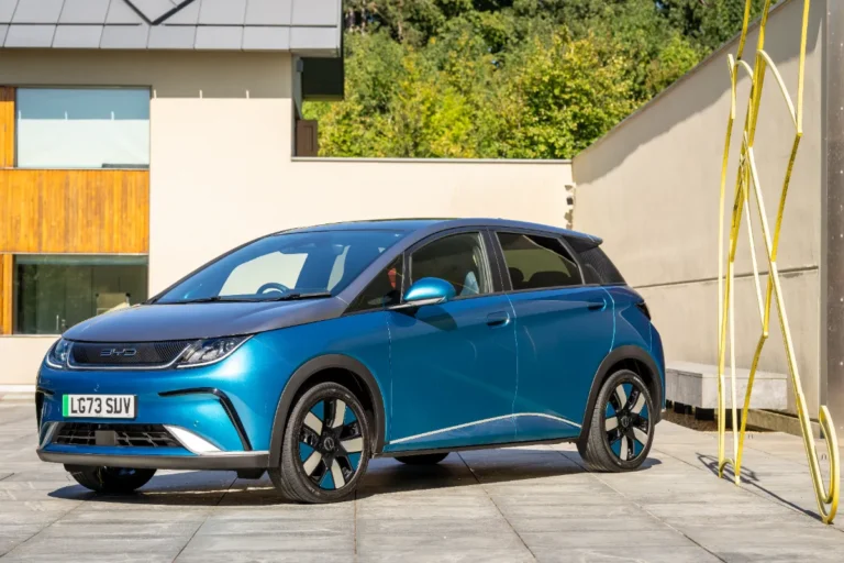 BYD DOLPHIN 2025 – רכב האצ'בק החשמלי שמשלב עיצוב מודרני